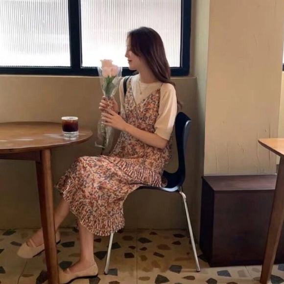 Floral midi dress with ruffle details - Picture 4 of 7